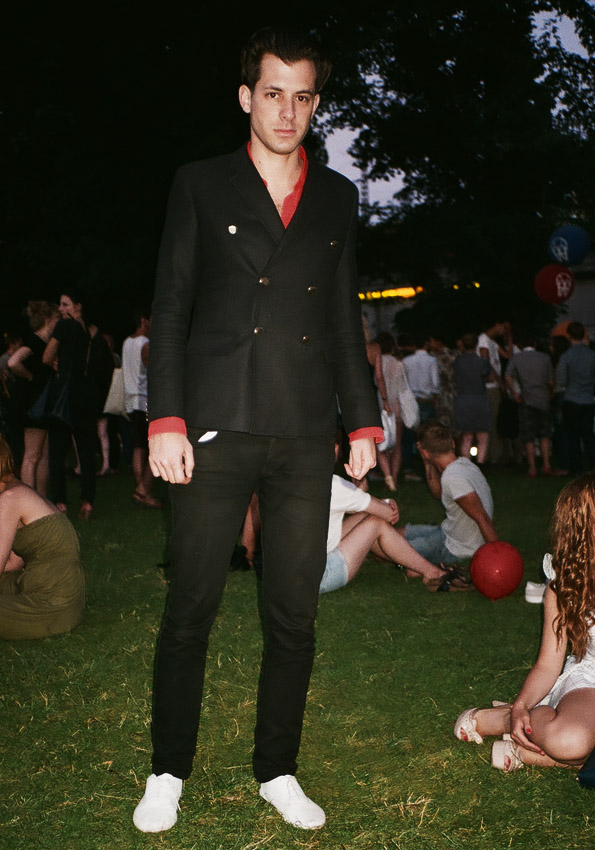 Mark (Ronson- ja, auch der war da unterwegs) trägt ein Jacket von Band of Outsiders. Von: Barneys, New York City.