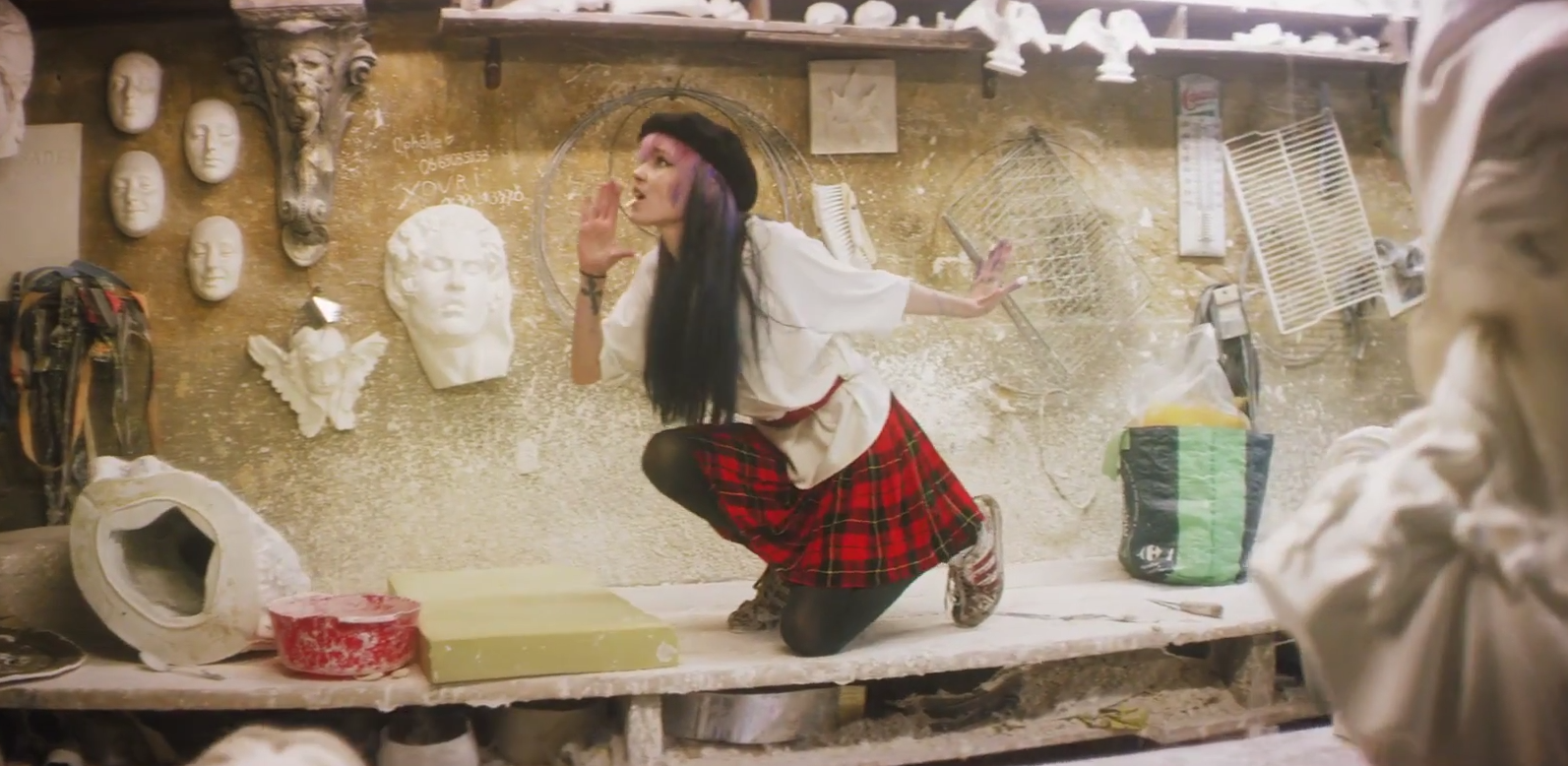 Tanzend durch das Atelier: Grimes in ihrem neuen Video zu „California“