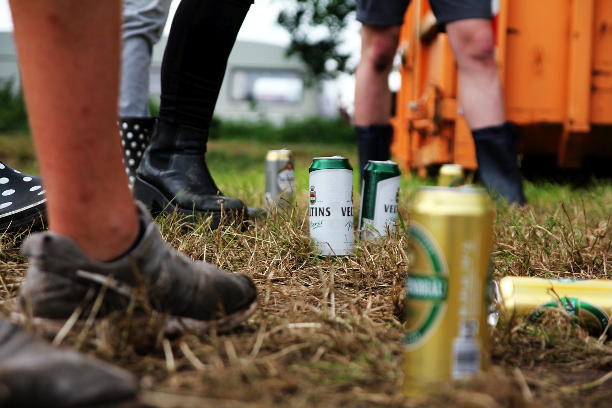 Dosenbier, so weit das Auge reicht.