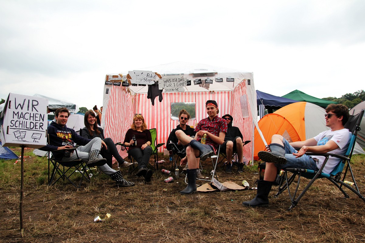 Die Schildermacher vor ihrem Camp.