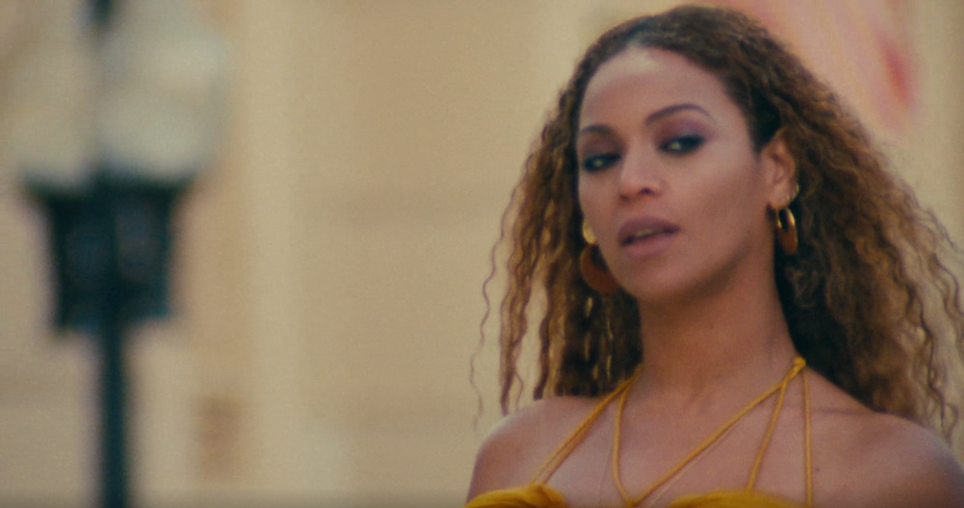 Beyoncé im Video zu „Hold Up“