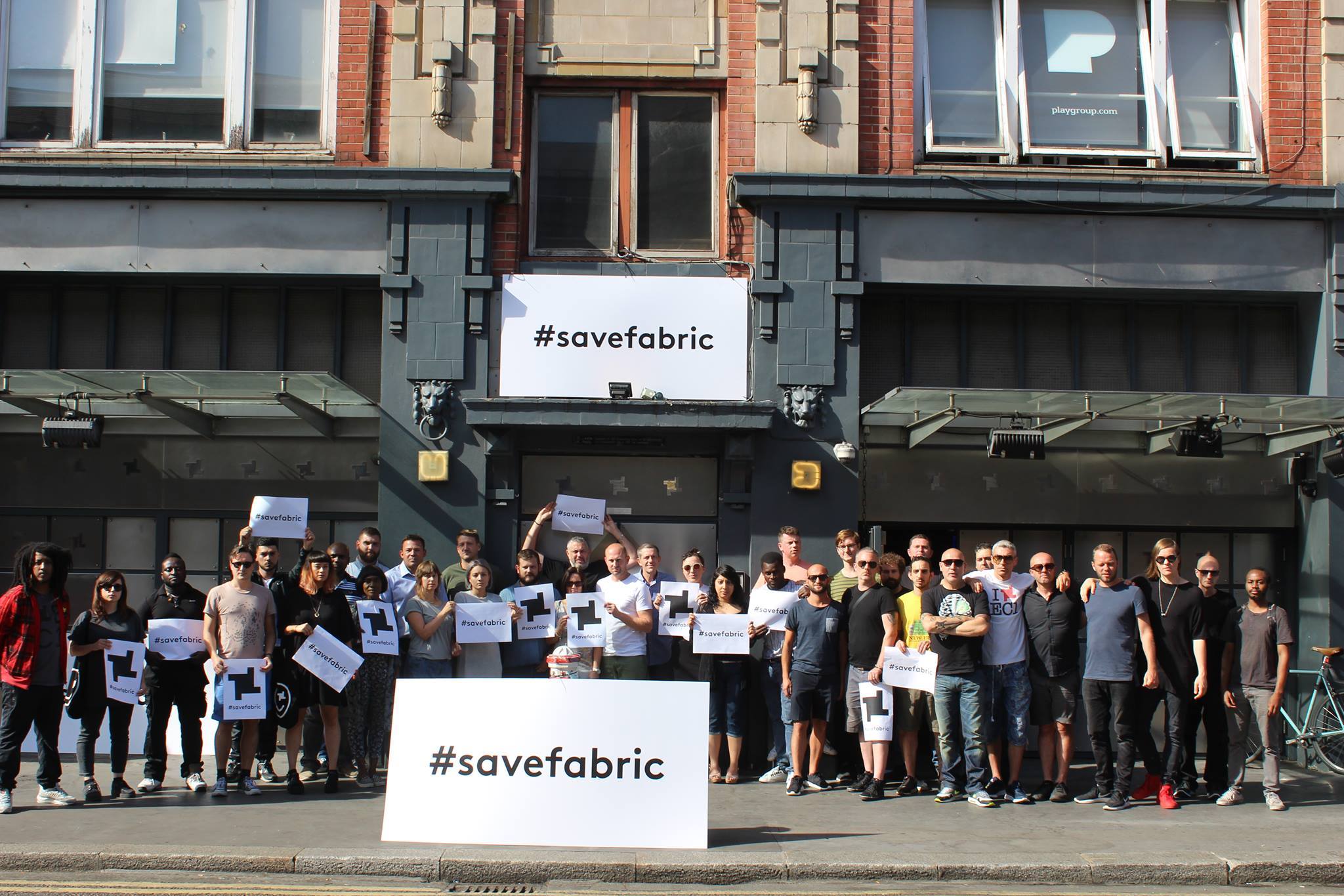 Das Team von Fabric London mit „Save Fabric“ -Plakaten