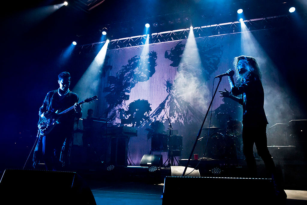 BERLIN, GERMANY - OCTOBER 22: (L-R) Jamie Hince and Alison Mosshart of the British-American band The Kills perform live during a concert at the Tempodrom on October 22, 2016 in Berlin, Germany. (Photo by Frank Hoensch/Redferns)