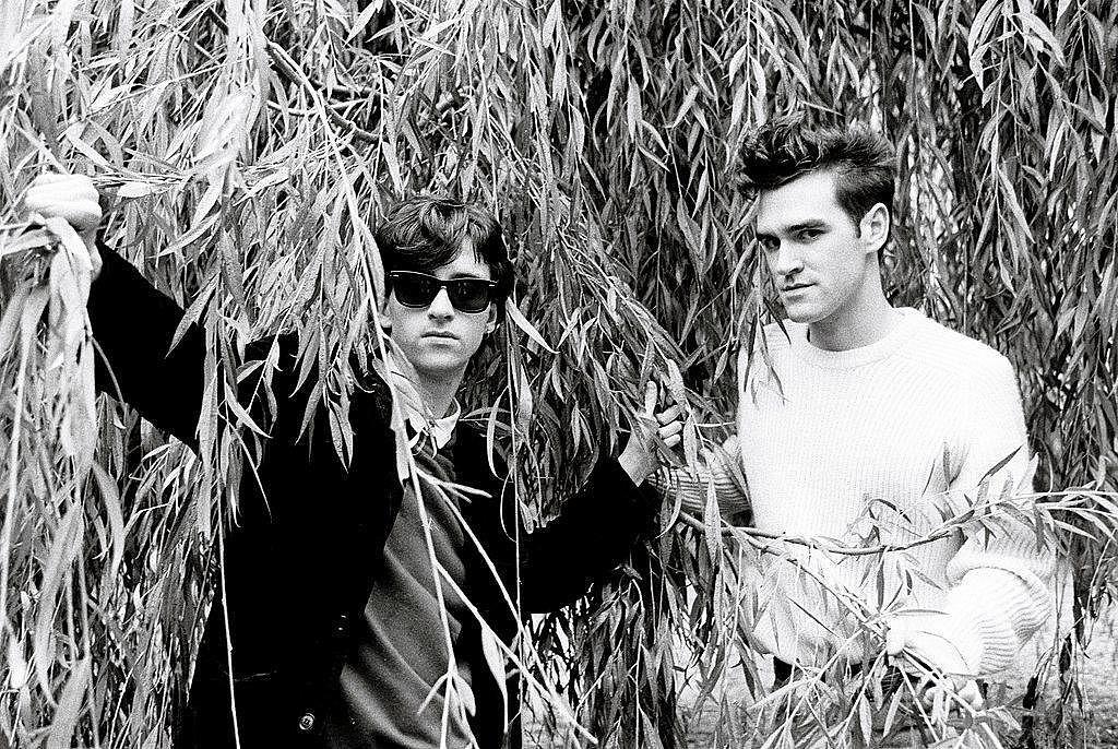 LONDON - 1st JANUARY: Johnny Marr (left) and Morrissey from The Smiths pose under the branches of a willow tree in London in 1983. (Photo by Clare Muller/Redferns)