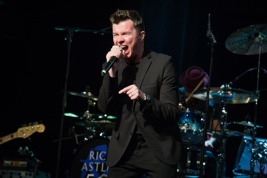 Kann auch mal laut werden: Rick Astley, hier im Mai 2017 in Paris, trat am Wochenende mit den Foo Fighters in Japan auf