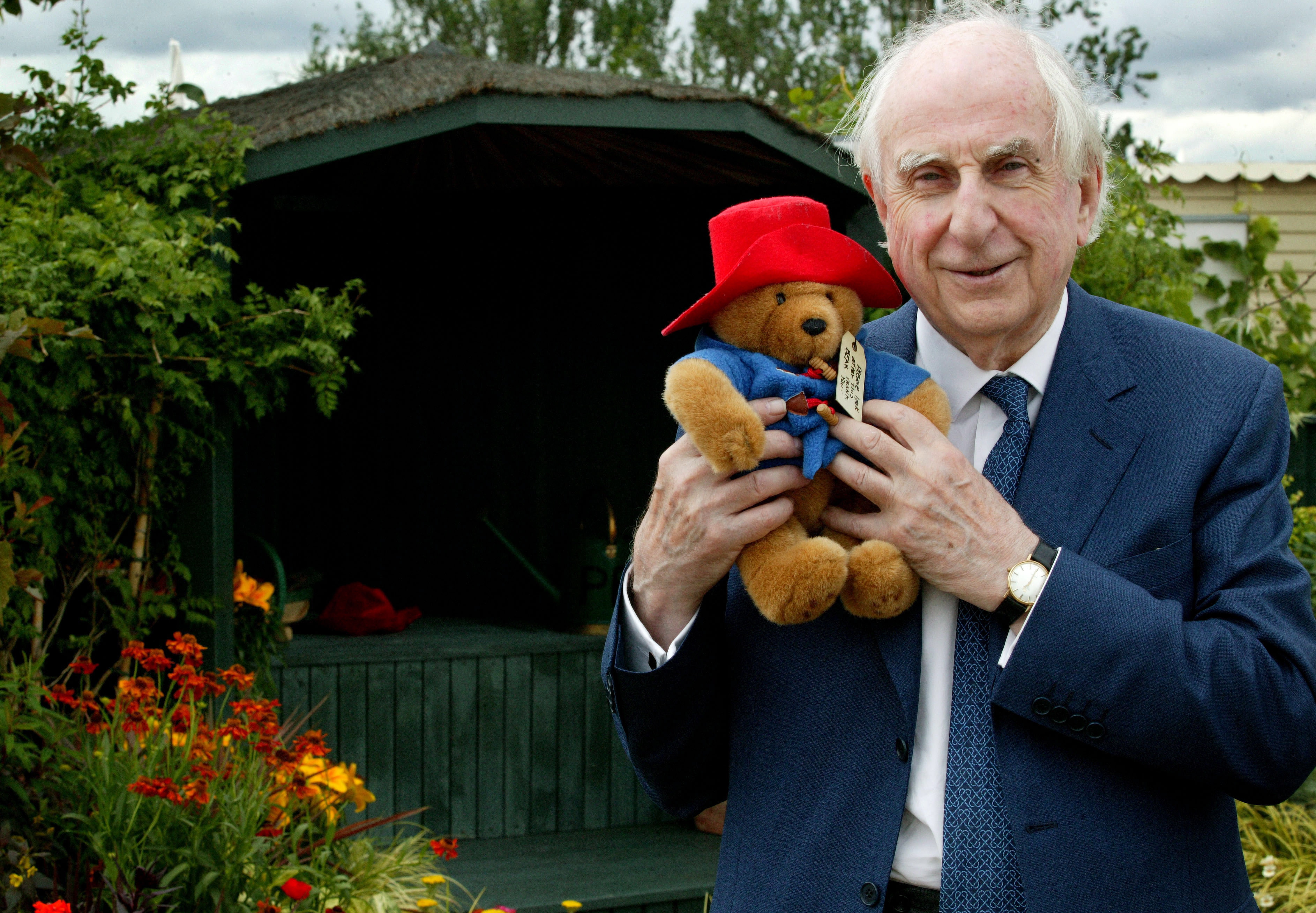 Am 27. Juni 2017 starb Michael Bond im Alter von 91 Jahren. Bond erfand 1958 den Paddington Bär.