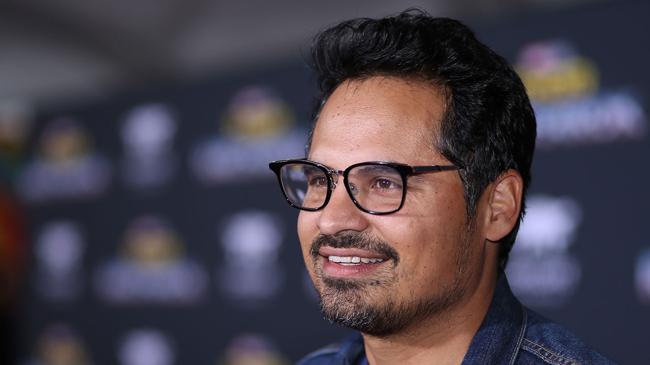 Michael Peña spielt die Hauptrolle im Film „Extinction“, den sich Netflix jetzt gesichert hat