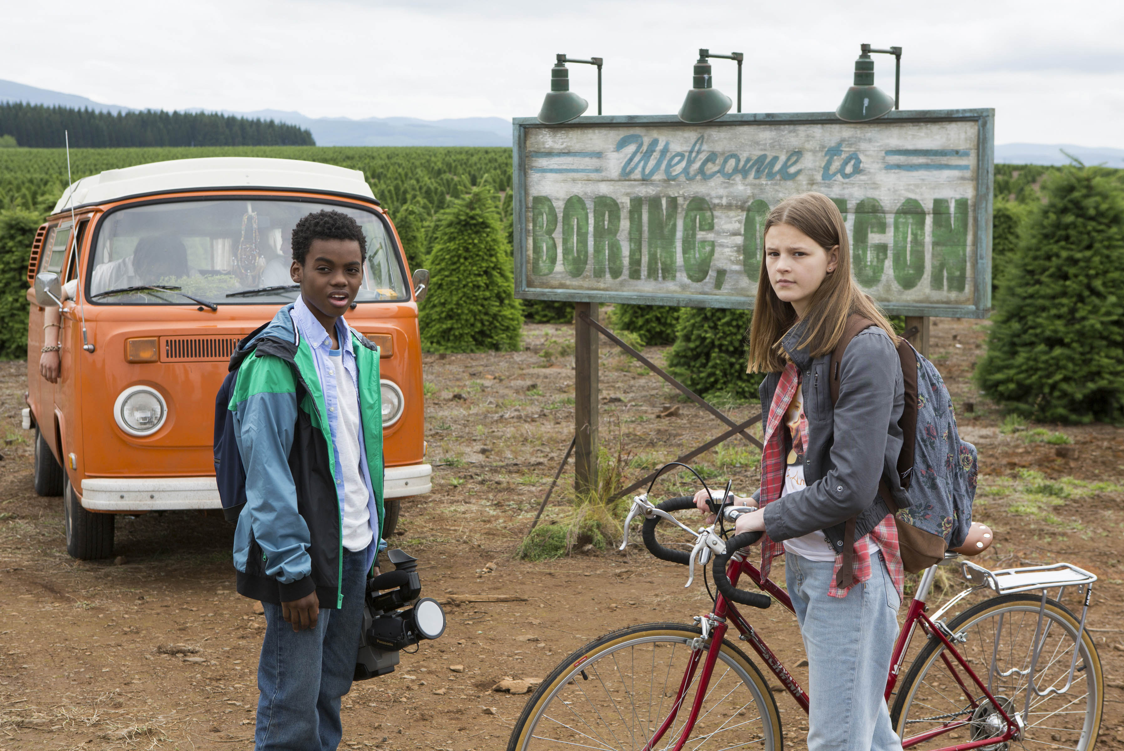 Szene aus „Everything Sucks!“: Luke und Kate vor dem Ortsschild ihrer Heimat Boring, Oregon