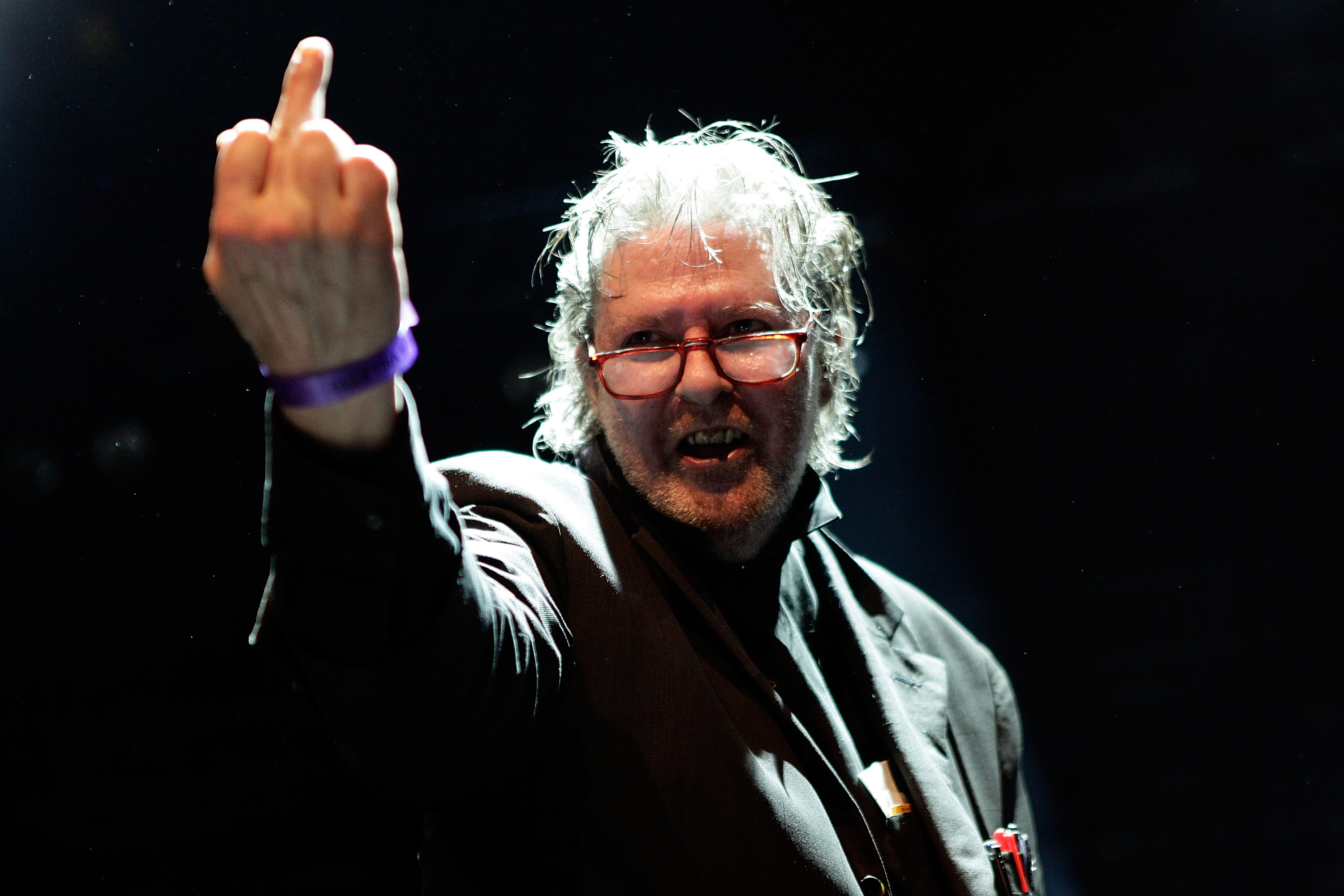 Der amerikanische Komponist und Gitarrist Glenn Branca starb am 13. Mai 2018 an den Folgen einer Lungenkrebserkrankung. Er wurde 69 Jahre alt.