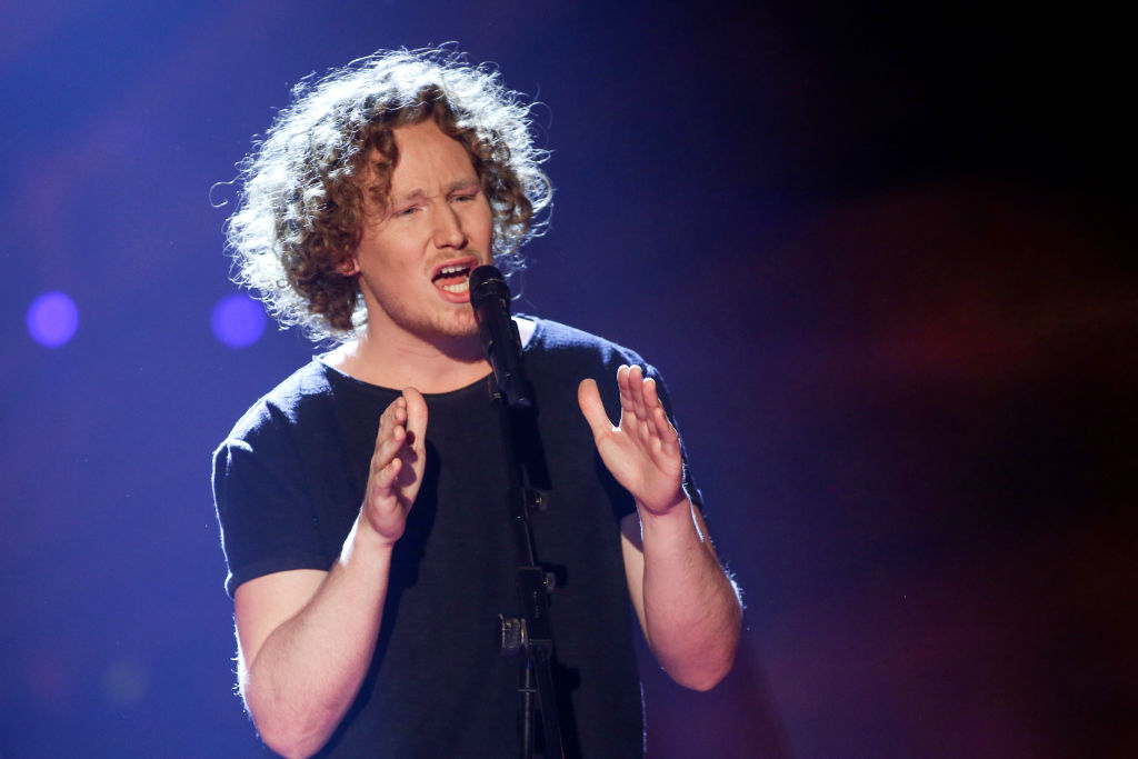 Trägt dieser Mann mit seiner Musik etwa doch zum allgemeinen Wohlbefinden bei? Michael Schulte, der beim ESC-Finale 2018 für Deutschland den 4. Platz erreichte.