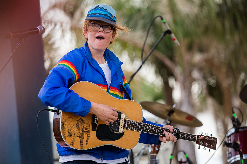 Sieht aus wie ein 18-jähriger Slacker, war auf diesem Bild hier aber schon 36: Brett Dennen live beim Hangout Festival 2016 in Alabama