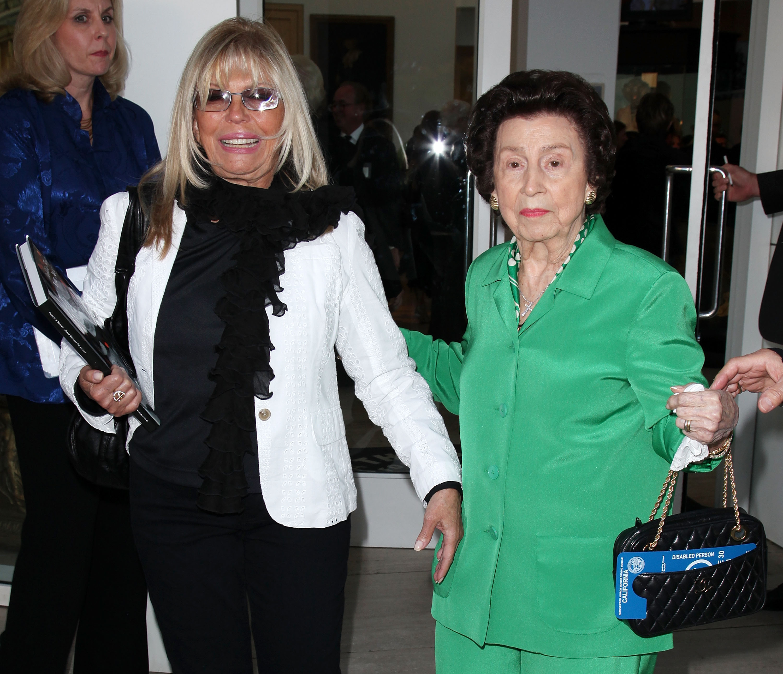 Nancy Sinatra Sr. (rechts), hier mit ihrer Tochter Nancy Sinatra im Jahr 2011. Frank Sinatras erste Frau und Mutter von Frank Jr. und Nancy Jr. starb mit 101 Jahren am 13. Juli 2018.