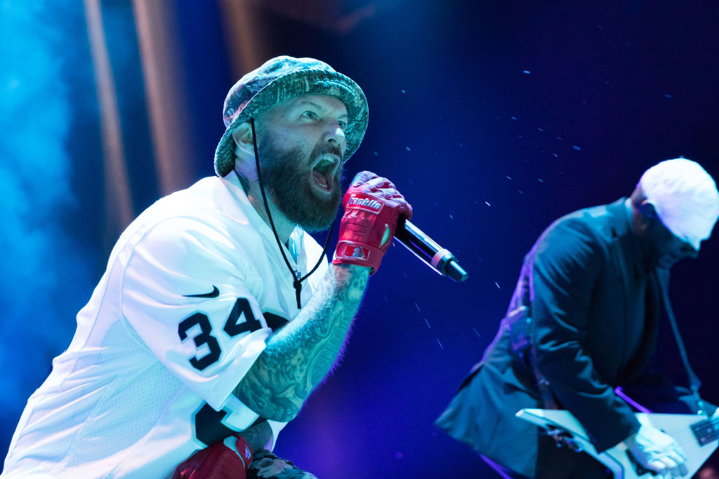 Fred Durst und Wes Borland von Limp Bizkit live in der Max Schmeling Halle in Berlin im Juni 2018