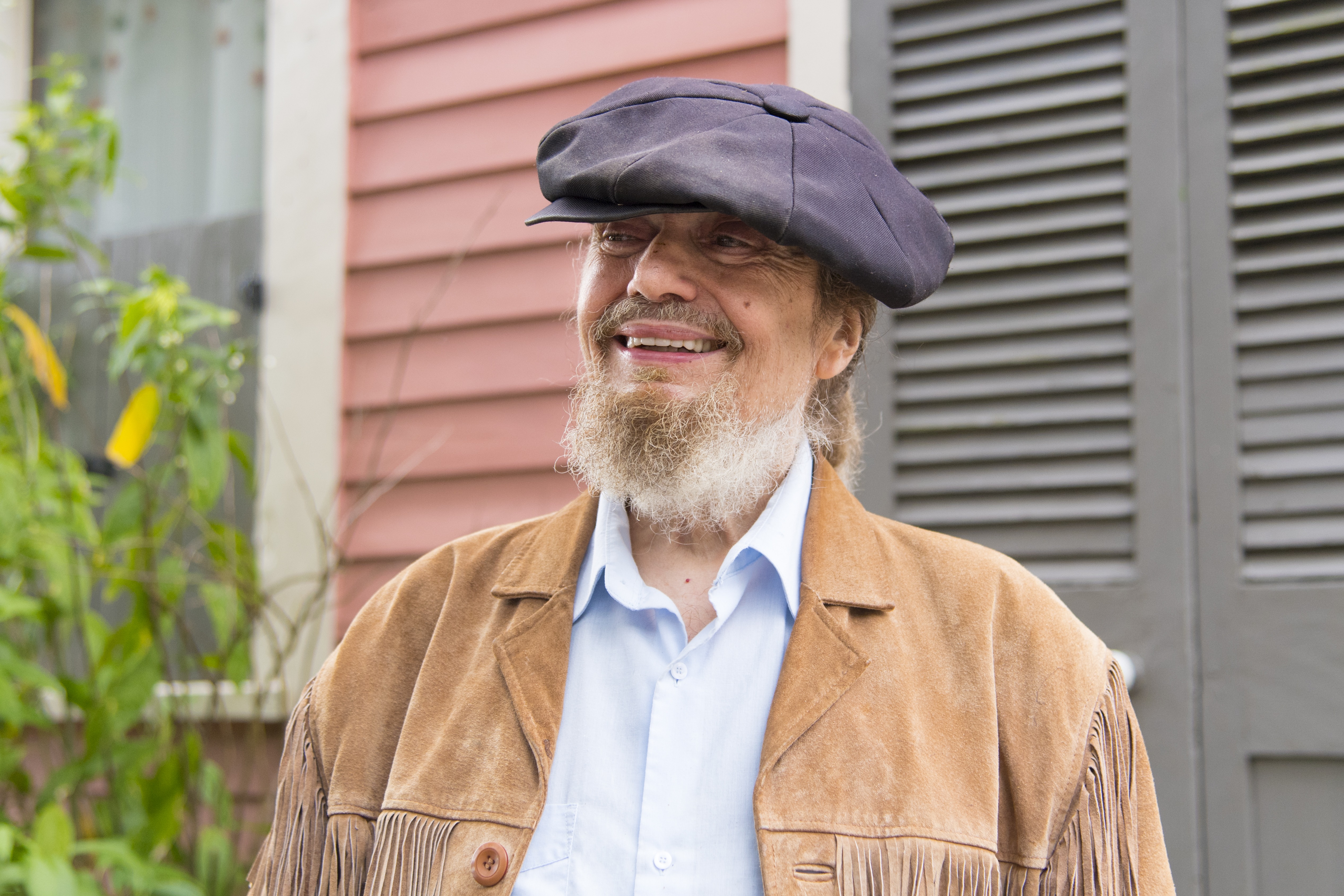 Mac Rebennack aka Dr. John starb am 6. Juni mit 77 Jahren. Die Musikikone aus New Orleans gewann sechs Grammys, wurde in die Rock And Roll Of Fame aufgenommen und nahm unter anderem mit The Rolling Stones, Van Morrison und rank Zappa auf.