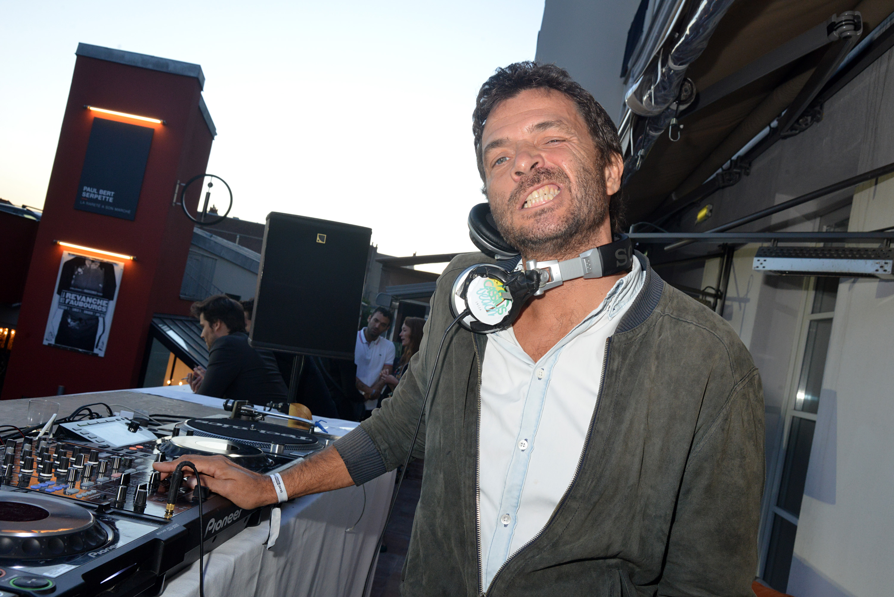 Philippe Zdar (Philippe Cerboneschi) von Cassius, hier bei einem Set 2015 in Paris, starb am 19. Juni 2019 nach einem Sturz aus einem Hochhausfenster in Paris