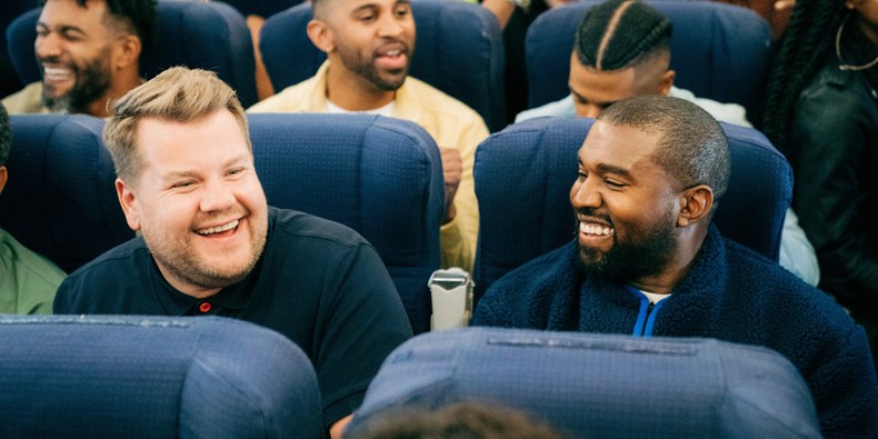 Kanye West mit James Corden beim „Carpool Karaoke" im Flugzeug