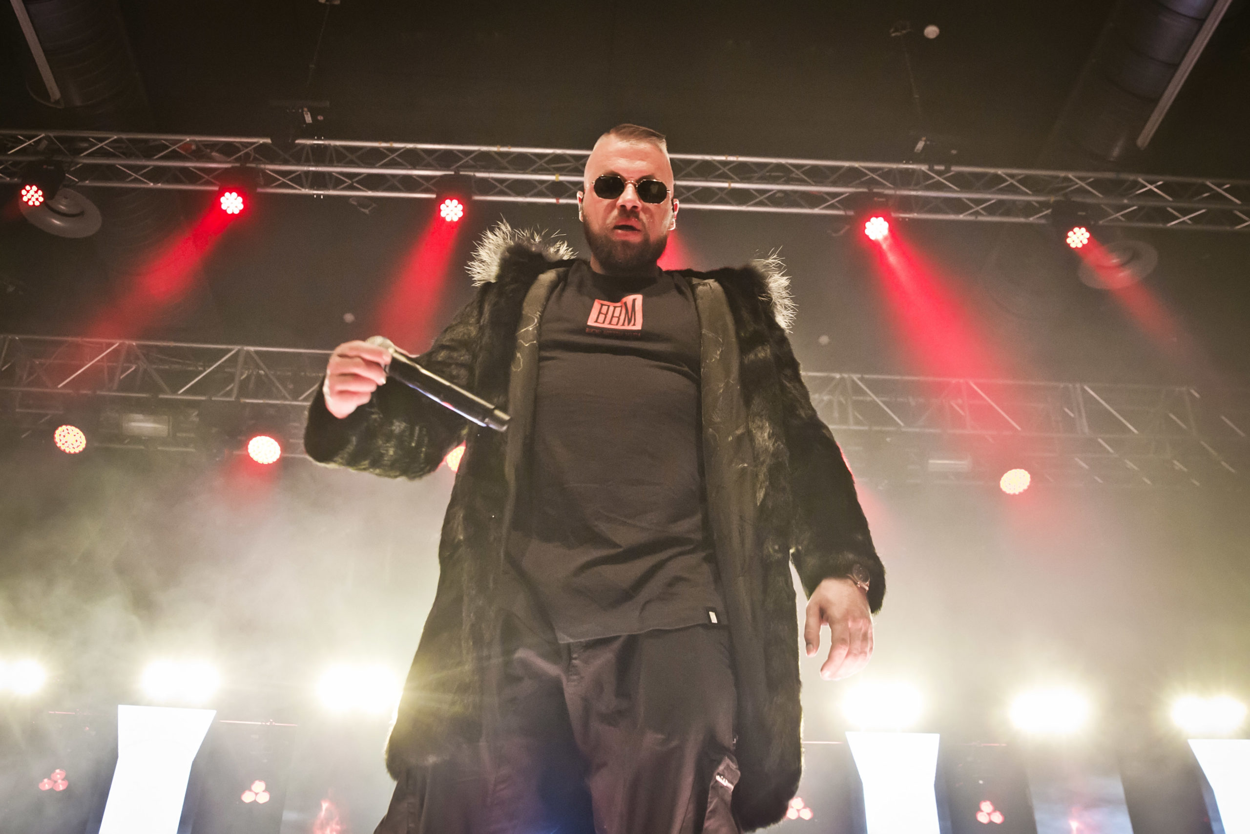 Kollegah live auf der Bühne.