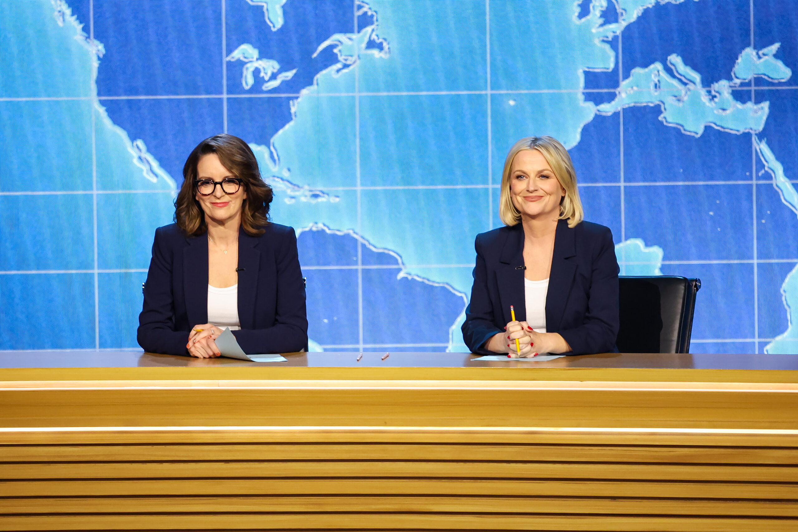 Die SNL-Stars Tina Fey und Amy Poehler als Nachrichtensprecherinnen bei den Emmys