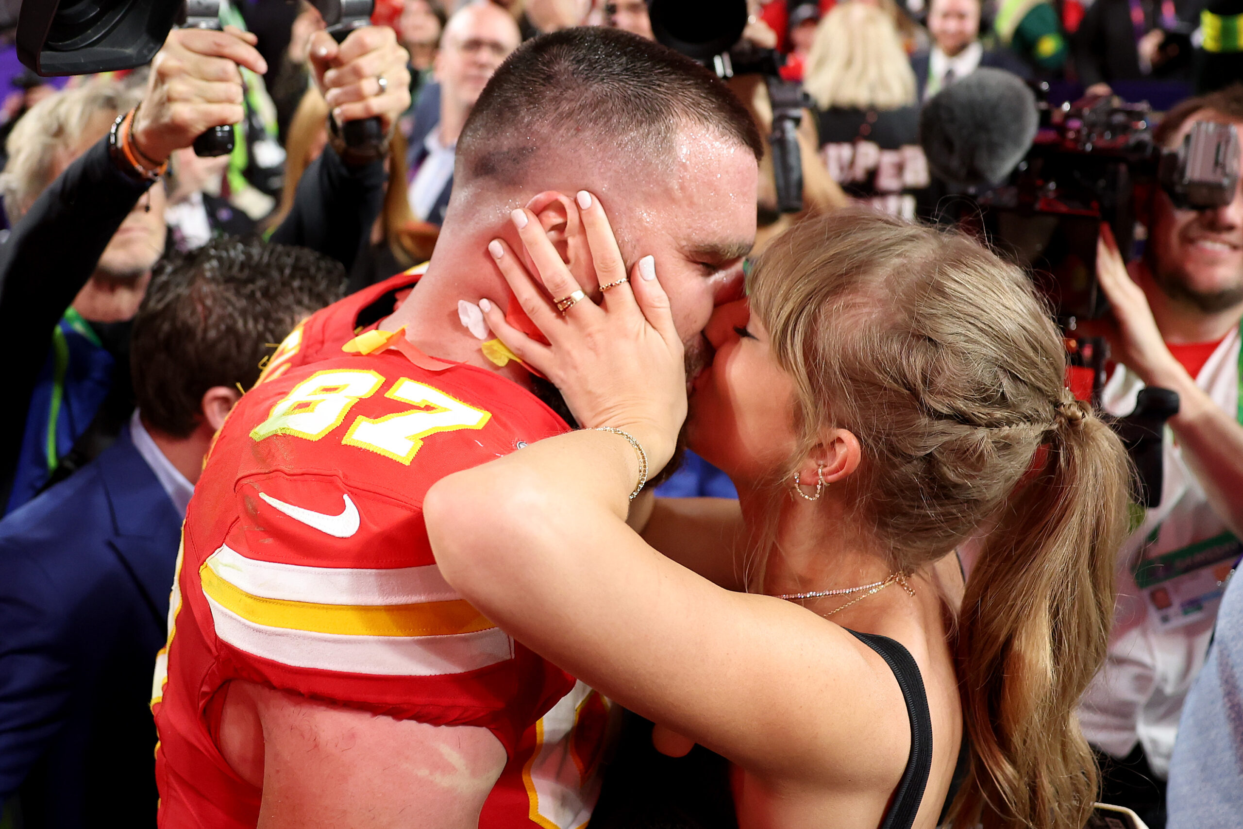 Taylor Swift und Travis Kelce nach dem Sieg des Super Bowl