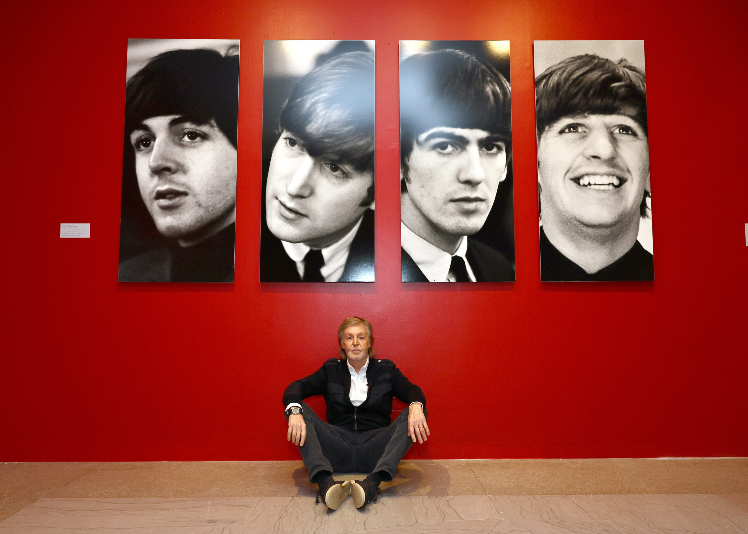 Sir Paul McCartney in der Ausstellung „Paul McCartney Photographs 1963–1964: Eyes Of The Storm“ im Brooklyn Museum, 29. April 2024.