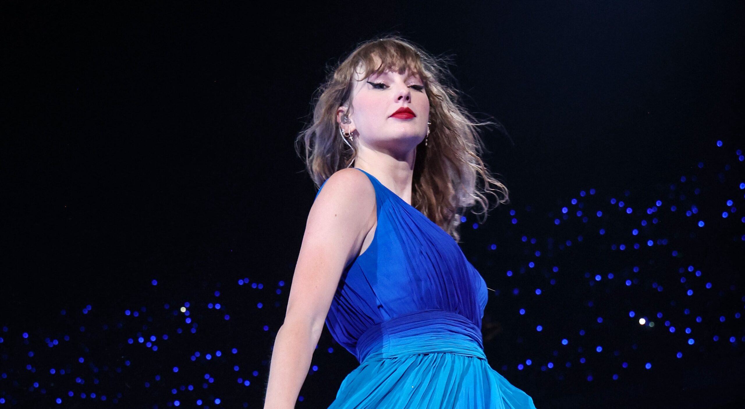 Das blaue Kleid von Taylor Swift musste kurz aus- und dann wieder angezogen werden