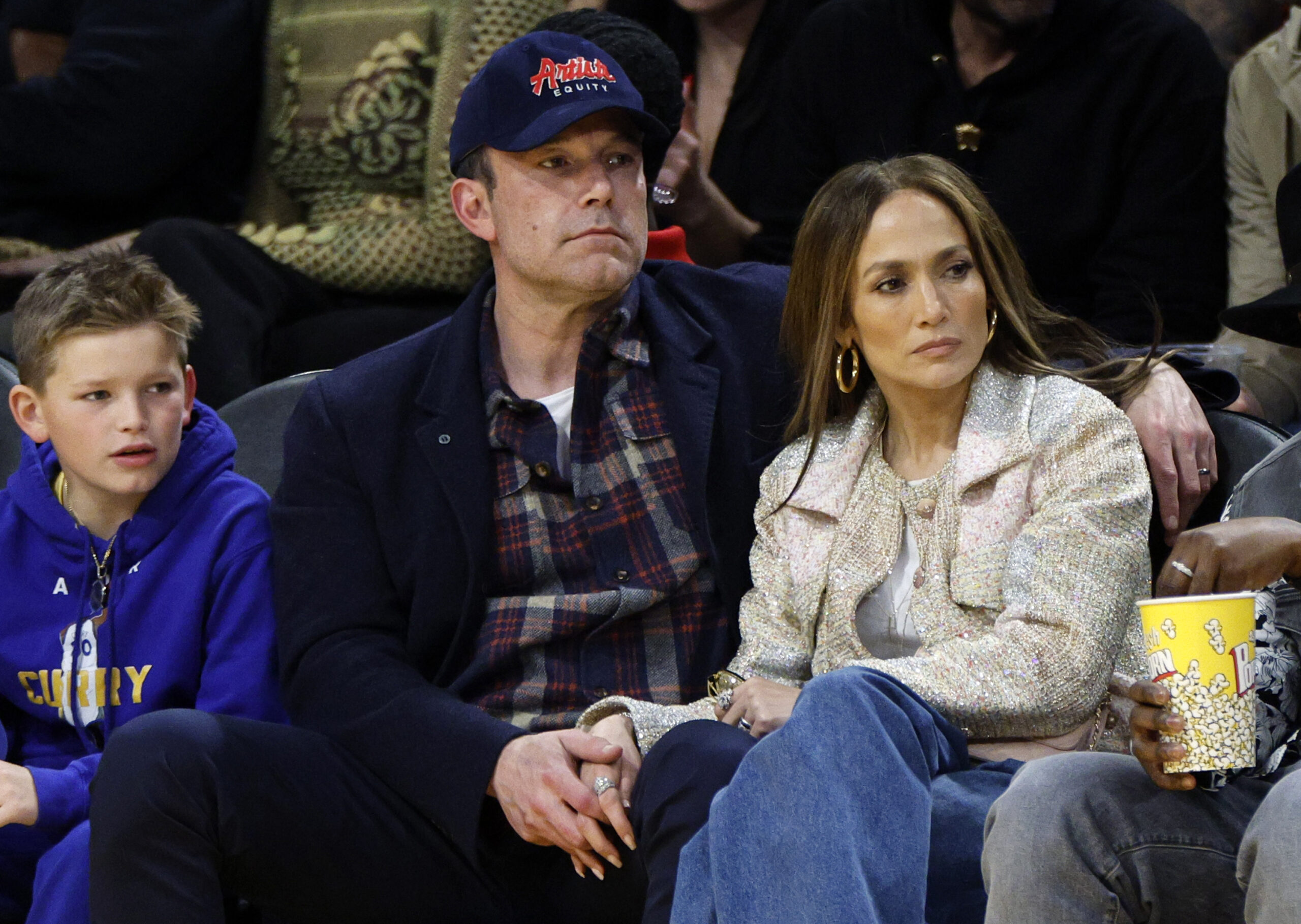 Jennifer Lopez, Ben Affleck und sein Sohn Samuel Garner Affleck besuchen ein Basketballspiel zwischen den Los Angeles Lakers und den Golden State Warriors in der Crypto.com Arena am 16. März 2024 in Los Angeles, Kalifornien.