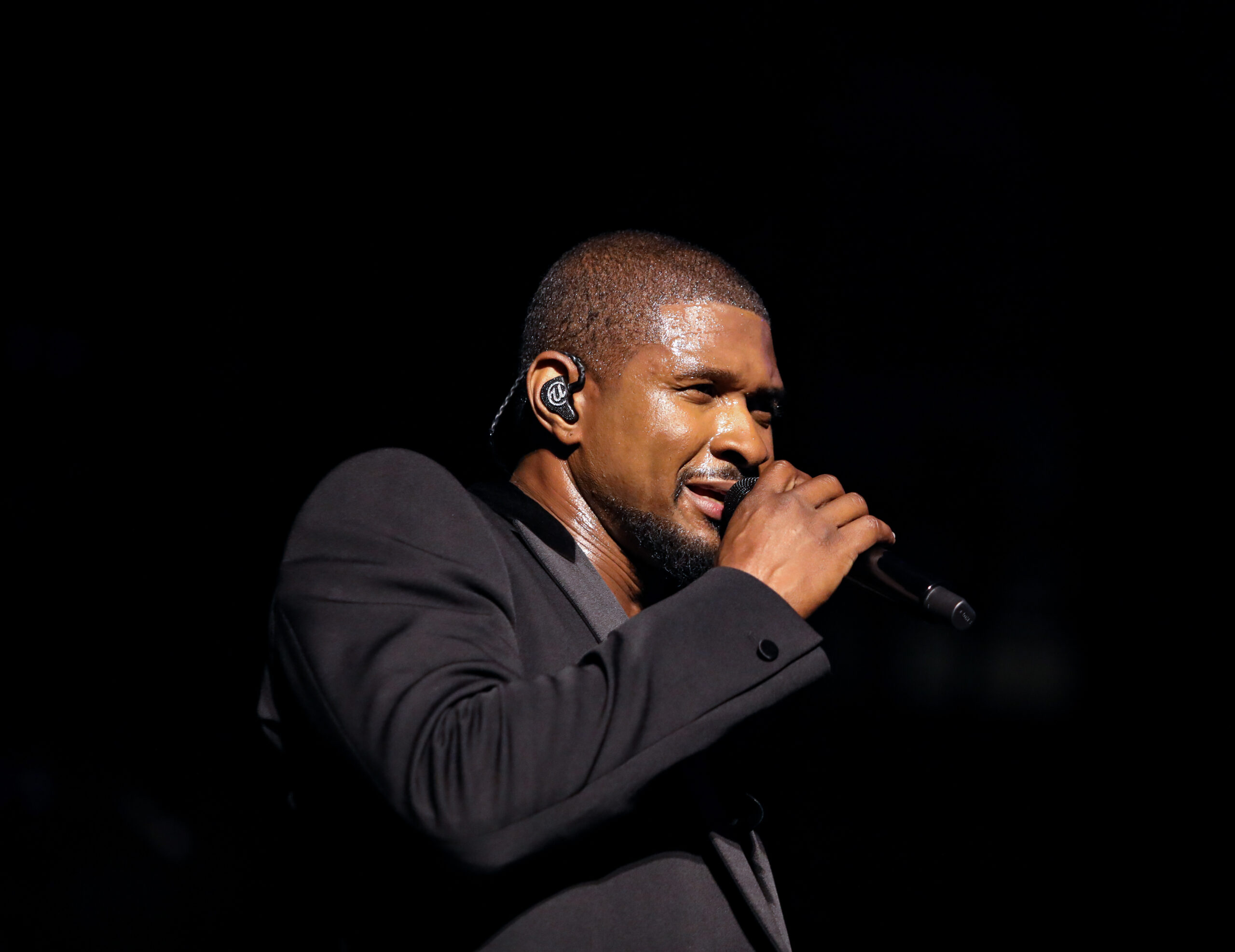 Usher tritt während des 2024 Essence Music Festival of Culture im Caesars Superdome am 06. Juli 2024 in New Orleans