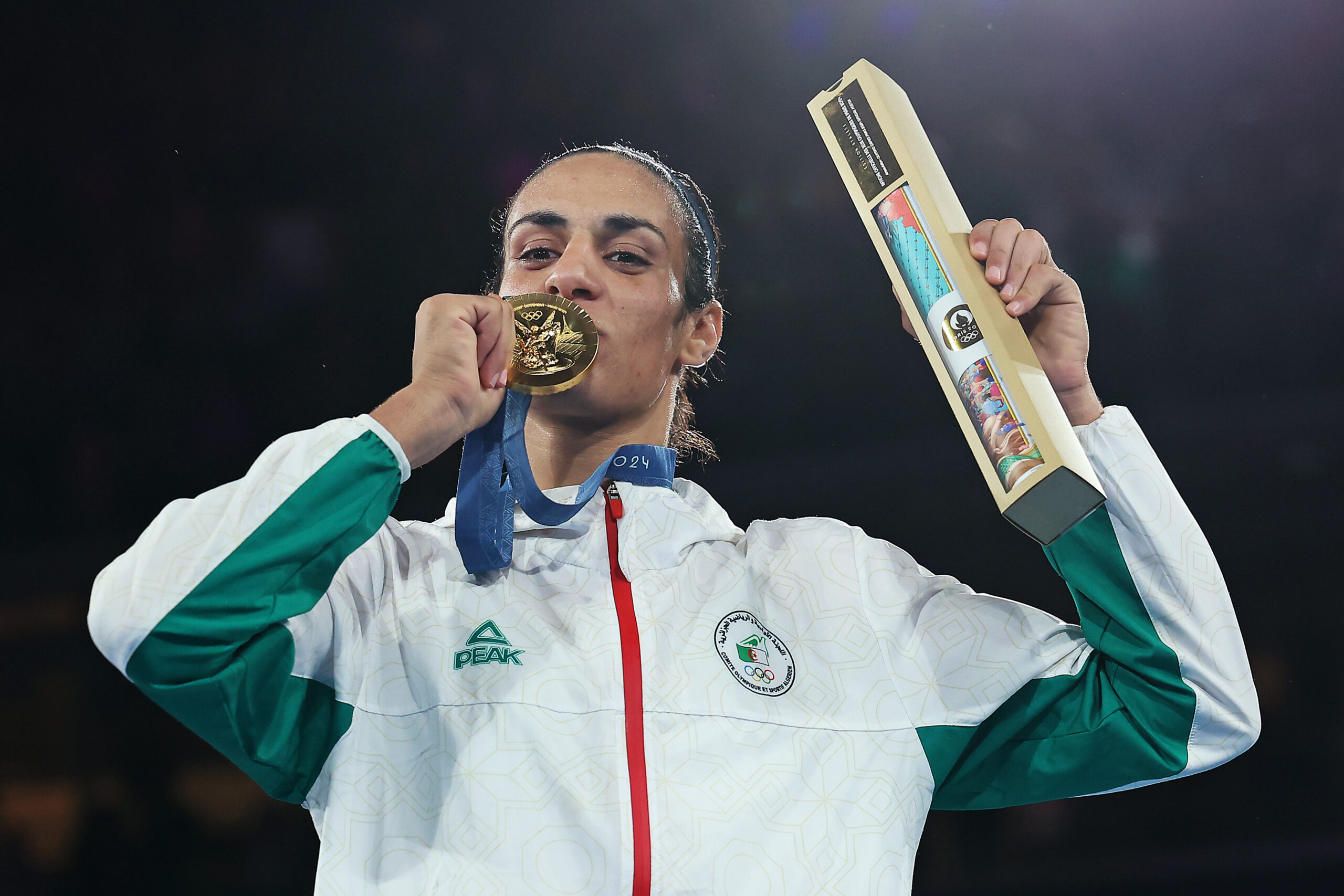 Goldmedaillengewinnerin Imane Khelif vom Team Algerien während der Medaillenzeremonie im Boxen bis 66 kg der Frauen