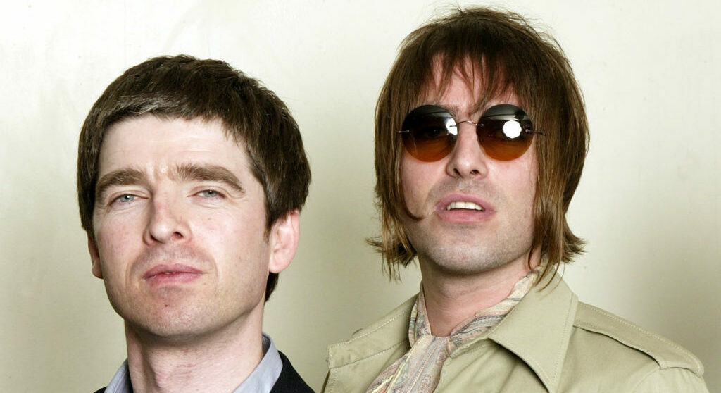 Noel und Liam Gallagher von Oasis bei einem Benefizkonzert des Teenage Cancer Trust in London (2003)