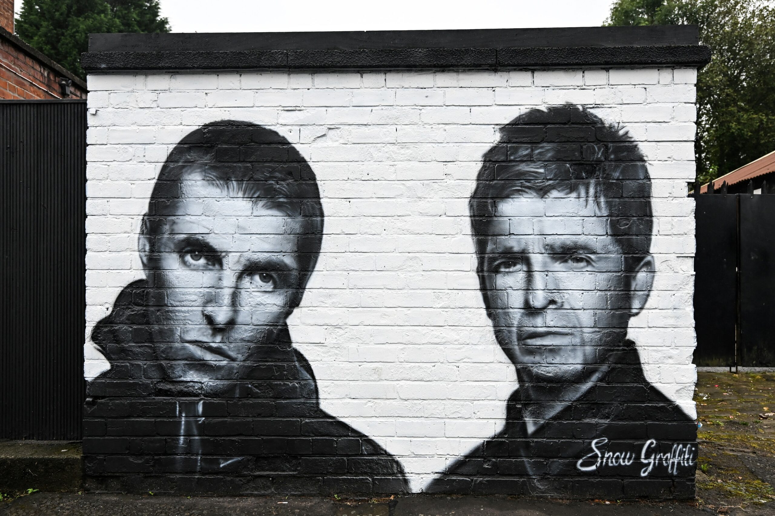 A photograph taken on September 2, 2024 shows a mural created by artist Scott Wilcock aka Snow Graffiti, depicting Liam Gallagher (L) and Noel Gallagher (R) members of the British rock band Oasis, and painted outside the pub Whitefield, near Heaton Park, in Manchester, northern England. Oasis, which was integral to the 1990s Britpop scene but split in 2009, announced on August 27, 2024 it will reunite next year for a worldwide tour, starting with 17 concerts in the UK and Ireland. The band are set to play five of their concerts at Manchester's Heaton Park - one of Europe's largest urban open spaces. (Photo by Paul ELLIS / AFP) / RESTRICTED TO EDITORIAL USE - MANDATORY MENTION OF THE ARTIST UPON PUBLICATION - TO ILLUSTRATE THE EVENT AS SPECIFIED IN THE CAPTION (Photo by PAUL ELLIS/AFP via Getty Images)