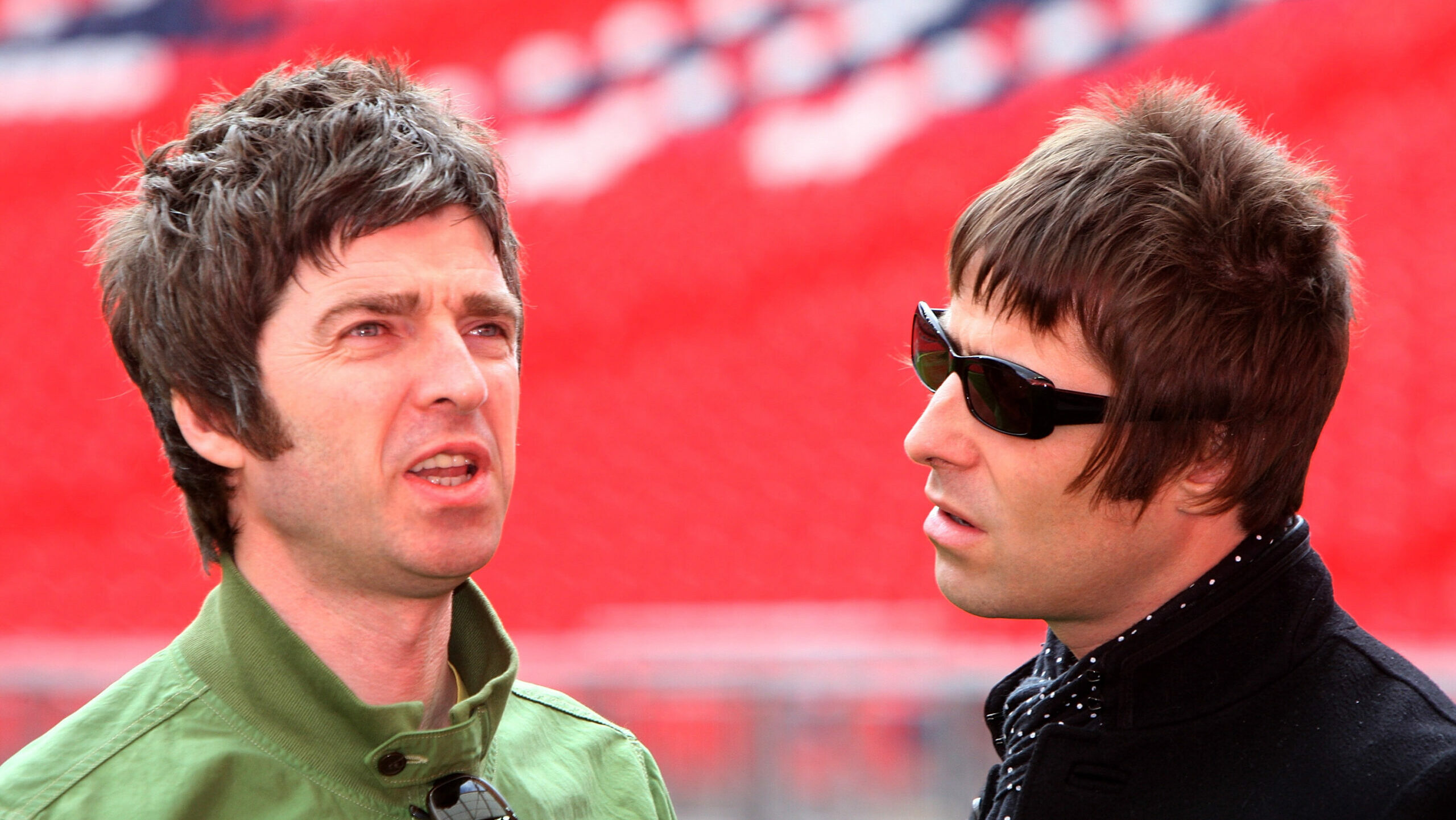 Noel und Liam Gallagher nehmen am 16. Oktober 2008 in London, England, am Oasis-Fotocall im Wembley-Stadion teil, um ihr am 6. Oktober veröffentlichtes neues Album „Dig out Your Soul“ und ihre beiden ausverkauften Konzerte in der Wembley-Arena zu promoten