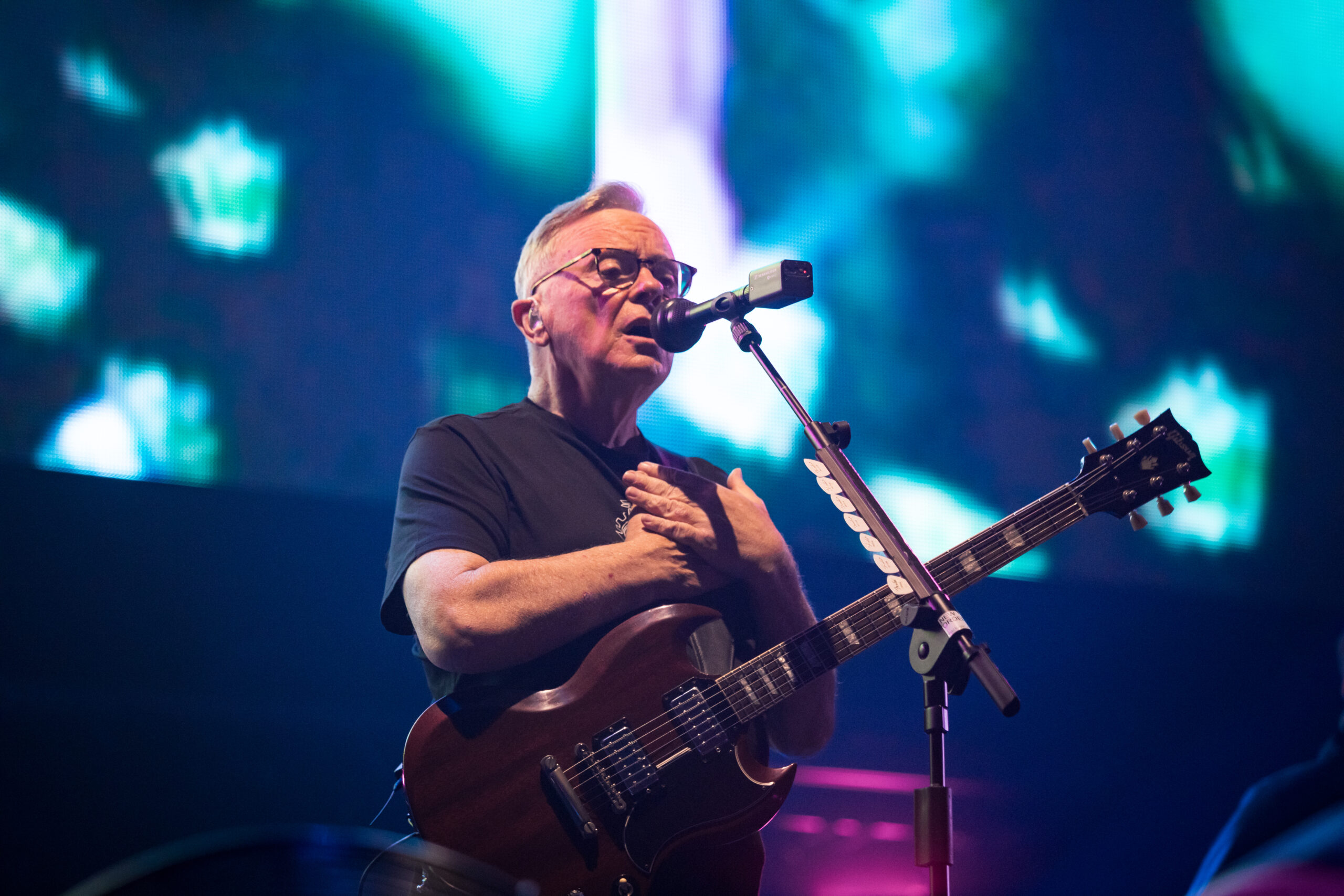 Bernard Sumner von New Order live, 7. Oktober 2023, Leeds, England