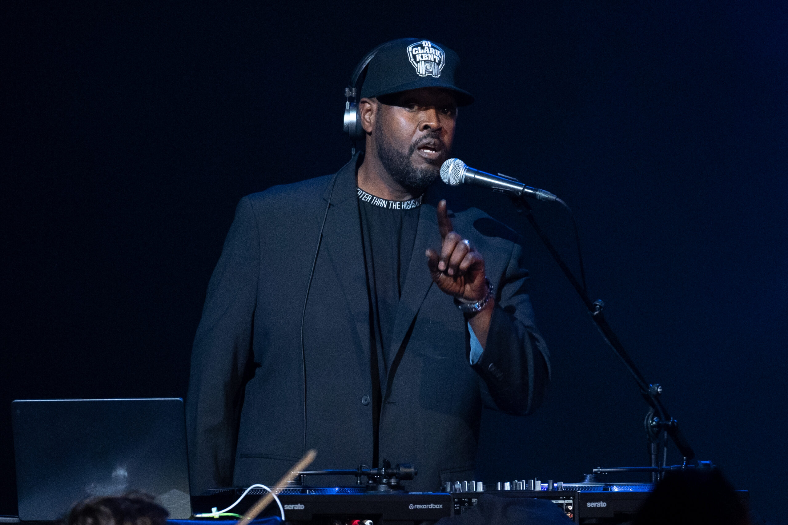 DJ Clark Kent während des "An Orchestral Tribute to the Notorious B.I.G." im Pariser Theatre du Chatelet am 10. Januar 2024.