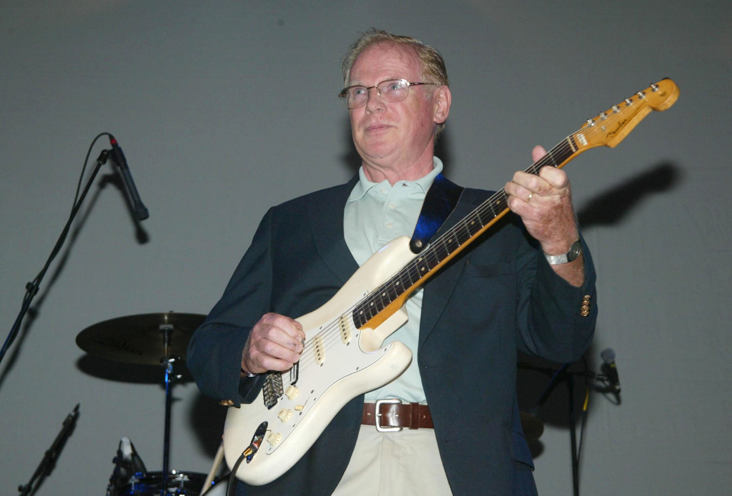 Vic Flick mit der Tribute-Band The Fab Four bei einer Feier zum 40. Geburtstag der Beatles im House Of Blues Club in Beverly Hills, Kalifornien, 1. Oktober 2002.