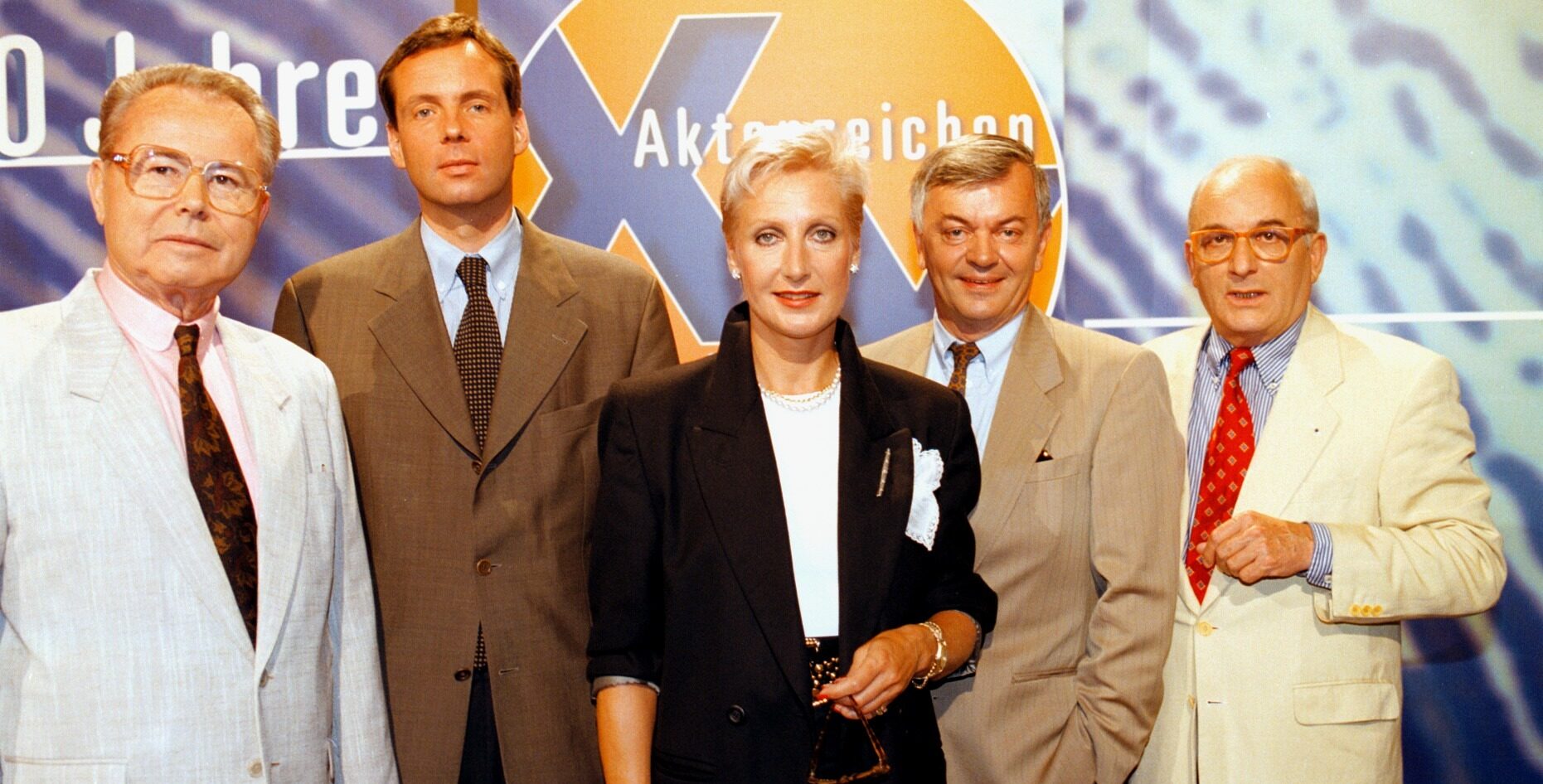 Von links: Eduard Zimmermann, Dr. Butz Peters, Sabine;Zimmermann, Peter Nidetzky und Konrad Toenz, „Aktenzeichen XY... ungelöst“, 300. Sendung, 1997