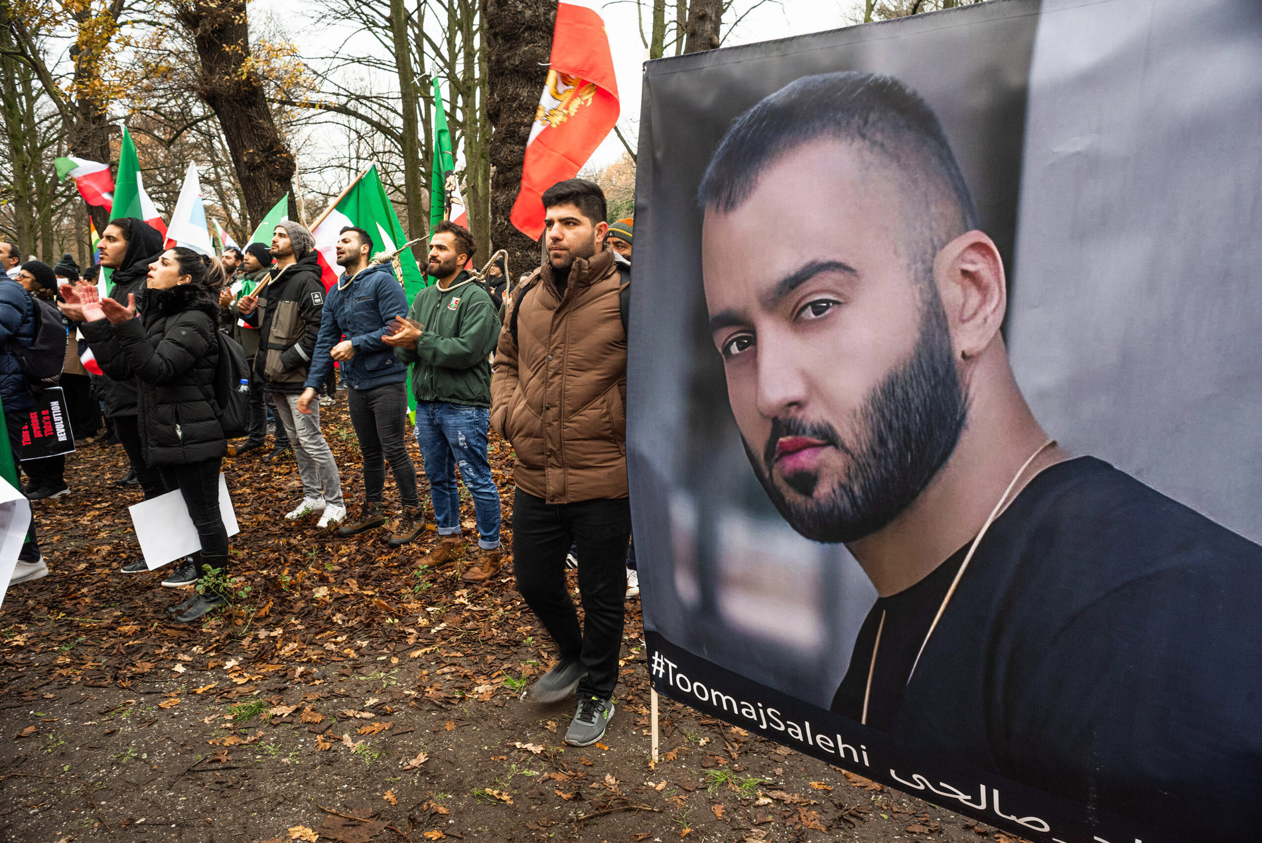 Foto von Toomaj Salehi bei Protesten in den Niederlanden