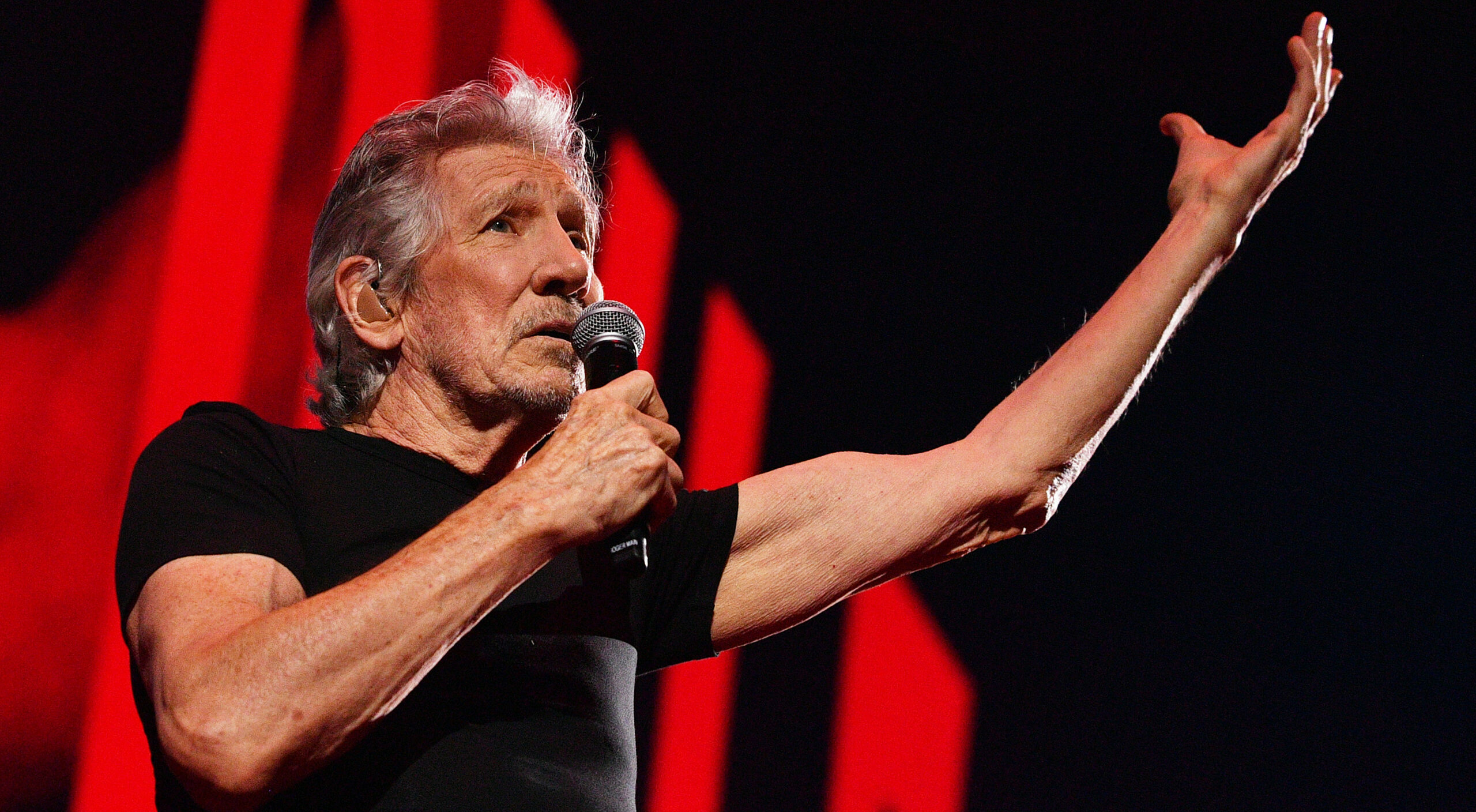 Roger Waters tritt auf der Bühne der O2 Arena während der „This is Not A Drill“-Tour am 6. Juni 2023 in London