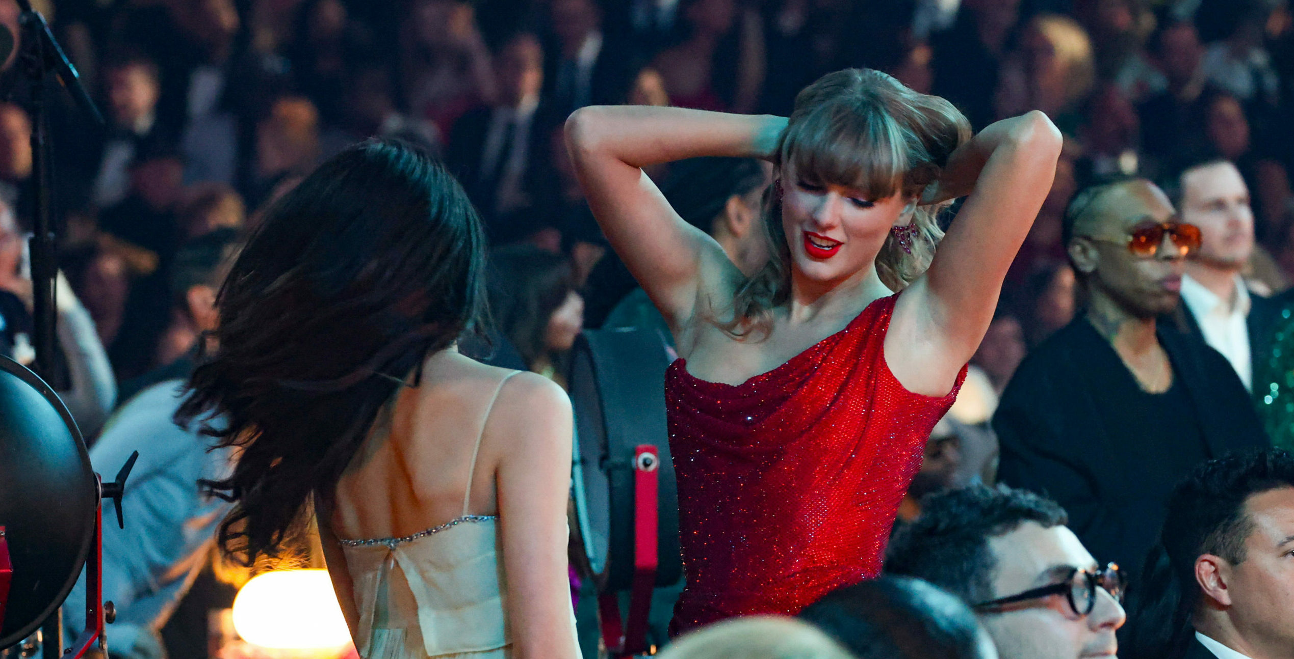 Margaret Qualley und Taylor Swift tanzen zu „Birds Of A Feather“